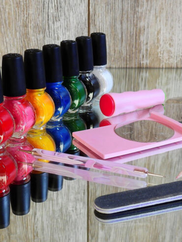 Manicure hybrydowy w 2025 roku – zalety, wady i nowe trendy